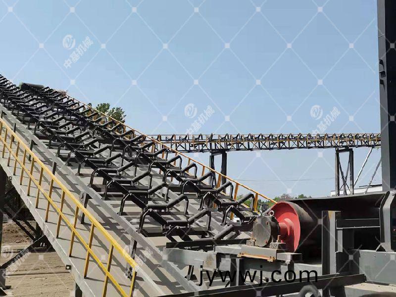 中(zhong)基皮帶輸送機(ji) 質量(liang)可(ke)靠 性能(neng)優越(yue) 值(zhi)得信顂